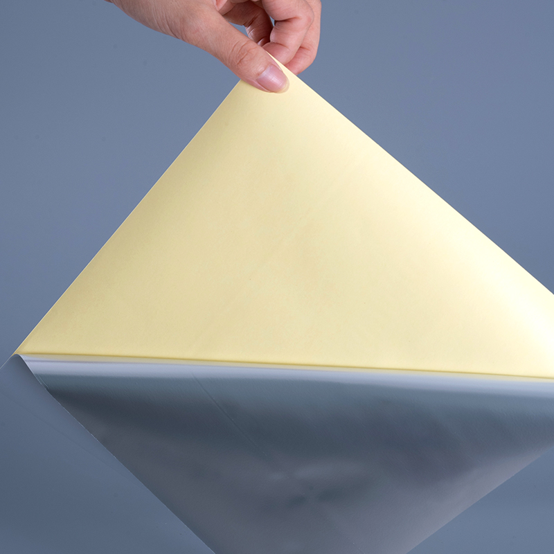 50mic 光沢のある白いポリエステル PET フィルム自己粘着ラベル、デジタル印刷用溶剤アクリル粘着剤ジャンボ ロール付き