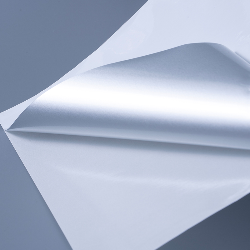 25mic 光沢のある白いアルミメッキ ポリエステル フィルム自己粘着ラベル、水性アクリル粘着剤付き、インクジェット印刷用